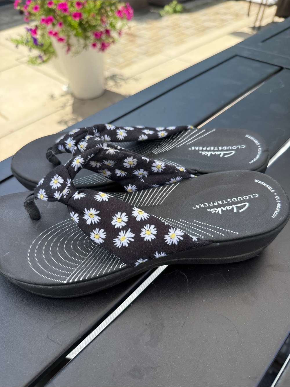 Clarks Black Daisy-Print Fabric Strap Flip Sandals